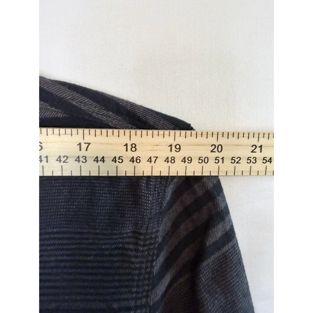 Levis Mens Large Gray Button Up Shirt Striped Casual Travel Regular Fit